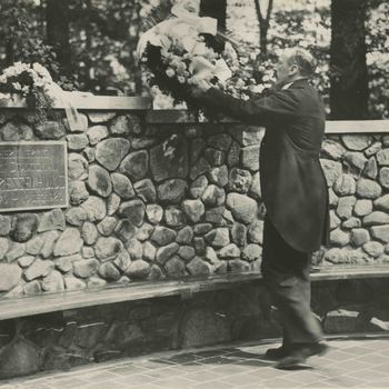 Foto, voorstellende de onthulling van de Dresselhuijsbank, De Plantage te Culemborg, 1930
