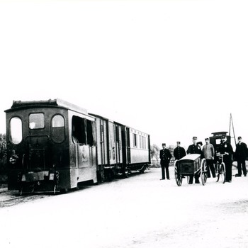 Foto, voorstellende het station met de stoomtram te Culemborg, 1906-1918