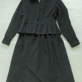 jurk van zwarte wol, geassocieerd met weesmeisje uit het Elisabeth Weeshuis, Culemborg ca. 1900