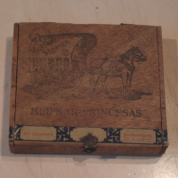 Sigarenkistje van cederhout met afbeelding en inscriptie van het merk Huifkar Sigaren.