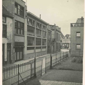 Foto, voorstellende confectieatelier Wüst, Grote Kerkstraat, Culemborg, vóór 1936