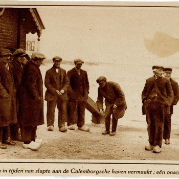 Foto, voorstellende dobbelende mannen, Veerweg te Culemborg, dertiger jaren