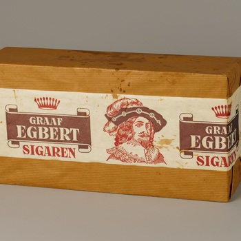 sigarenkistje van hout, met inhoud en papieren omslag met het merk graaf Egbert, 1950-1960