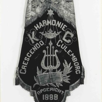 Foto, voorstellende vaandel Harmonie Crescendo te Culemborg, 20ste eeuw