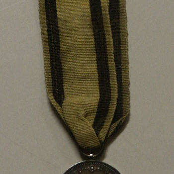 medaille van zilver: Voor Oranje en Vaderland XVII nov. MDCCCXIII, aan geel lint met bruine strepen