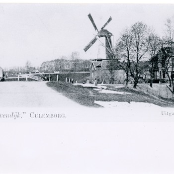 Foto, voorstellende de Lekdijk met molen te Culemborg, circa 1900