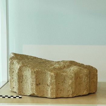 Fragment van een zuil van natuursteen uit de Romeinse tijd