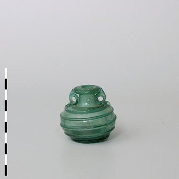Kleine zalffles van lichtgroen glas uit de Romeinse tijd