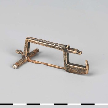 Rond gebogen scharnierfibula van brons uit de Romeinse tijd