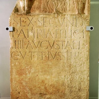 Grafsteen van kalksteen uit de Romeinse tijd, van Sextus Secundius Felix
