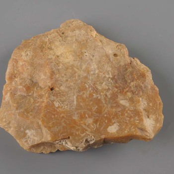 Vlak stuk vuursteen uit het Neolithicum Laat B