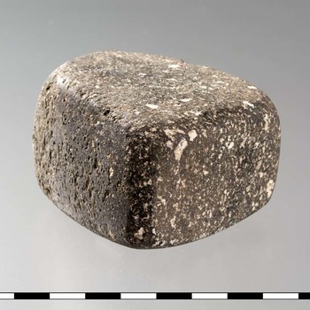 Kussensteen uit het Neolithicum Laat B