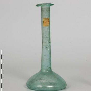 Fles van licht blauwgroen glas uit de Romeinse tijd