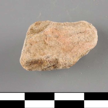 Fragment van een vermoedelijke slijpsteen uit het Neolithicum Laat B