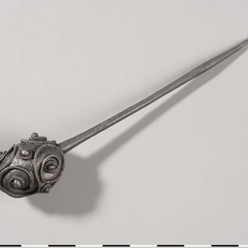 Zilveren kledingnaald uit de vroege middeleeuwen