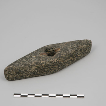 Stenen dubbele bijl uit de late Bronstijd - vroege IJzertijd