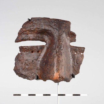 Fragment van een ijzeren gezichtshelm uit de Romeinse tijd