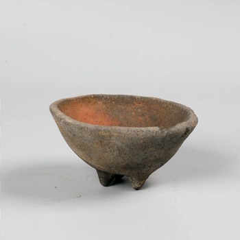 Kleine kom van geglad aardewerk uit de vroege IJzertijd