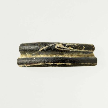 Fragment van armband van glas uit de prehistorie