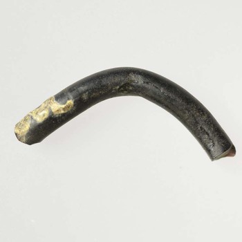 Fragment van armband van glas uit de prehistorie