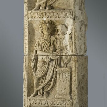 Kalkstenen monument met reliëfafbeeldingen uit de vroeg Romeinse tijd