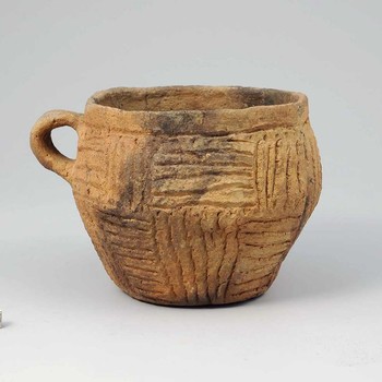 Pot (urn) van aardewerk uit de late Bronstijd - vroege IJzertijd