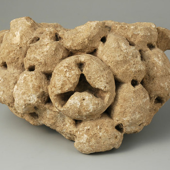 Deel van een zuilkapiteel van kalksteen uit de Romeinse tijd