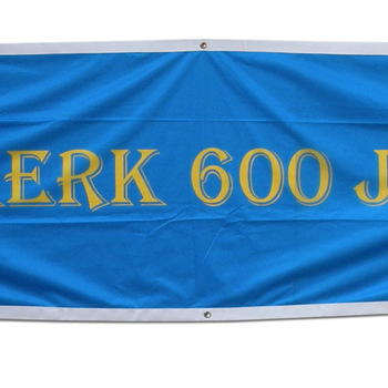 Vlag of spandoek met het opschrift ‘Nijkerk 600 jaar’
