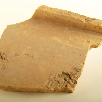 Fragment van een daktegula van baksteen
