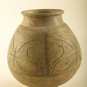 Vaas van aardewerk met versiering