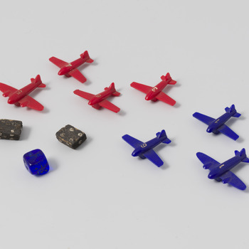 Miniatuurvliegtuigen en dobbelstenen spel