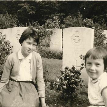kinderen op Canadese militaire begraafplaats