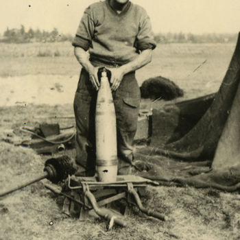 Foto Britse artillerist met granaat.