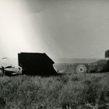 Foto Halifax die op zijn buik ligt na een noodlanding. Tekst achterop: "24/25-6-'43 Halifax Zetten/Heteren".