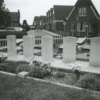 zes graven R.A.F. vliegers te Hindeloopen