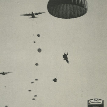 Briefkaart met foto dalende parachutisten met embleem 82ste Airborne en tekst "Airborne".
