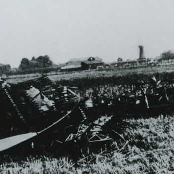 Foto uitgebrand wrak vliegtuig. Drie Duitse militairen erbij. Tekst: "Resten van een neergeschoten onbekend vliegtuig, volgens sommige bronnen een Gloster Gladiator. Neergeschoten op 31-8-1940bij Schiedam. De piloot zou hierbij om het leven gekomen zijn".