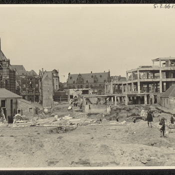 foto: Ruine Augustijnenkerk, de Waag, ruine V&D (1945). Tekst achterop: "Augustijnenkerk en V en D na het bombardement van 22 Febr 1944 het bevrijdingsvuur van Sept tot Maart 1945"