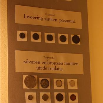 Collage: Invoering van zinken munten 15 januari 1942 met een vijftal munten