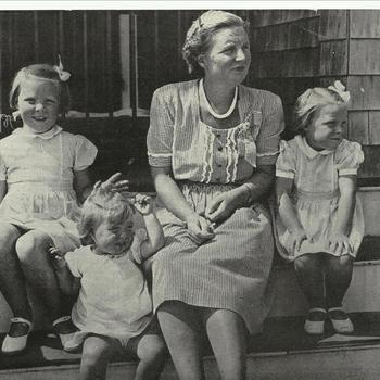 Prinses Juliana met Beatrix, Irene en Margriet in Canada