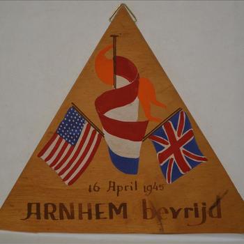 herinneringsplaatje, hout, bevrijding Arnhem