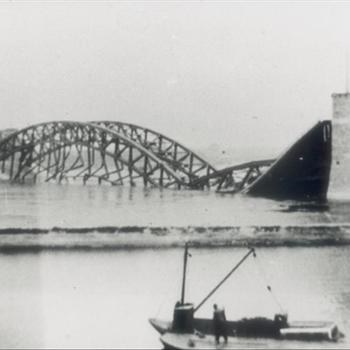 Verkeersbrug over de Waal, opgeblazen in mei 1940