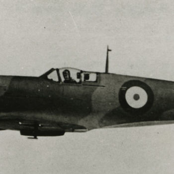 Foto van Supermarine Spitfire. Tekst achterop: "Spitfire P-9450. The 601st built. Spring 1940. Foto: Spitfire, the story of a famous fighter, blz 25".