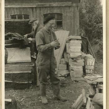 Foto soldaat bij stapel bakstenen in Malden, september 1944