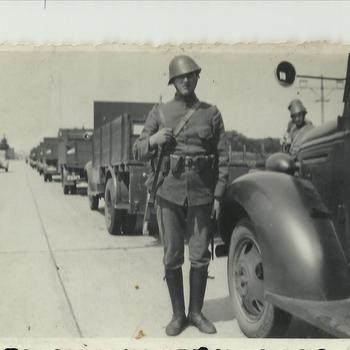 foto, soldaat naast auto, wagens op de achtergrond, 27 juli 1939
