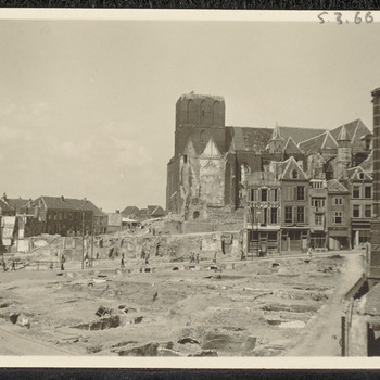 Ruïne Stikke Hezelstraat met ruïne St. Stevenskerk, Ganzenheuvel en deel Augustijnenkerk na 1945 (puin geruimd)