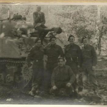 Soldaten voor tank nabij Malden, september 1944, burger zit op de loop