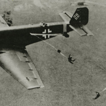 Foto Duits Ju 52 transportvliegtuig met springende parachutisten. Tekst: "fitted with more extensive glazing and unspatted (...) fuel at Aalborg".