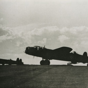 Foto zijaanzicht Avro Lancaster en silhouette.