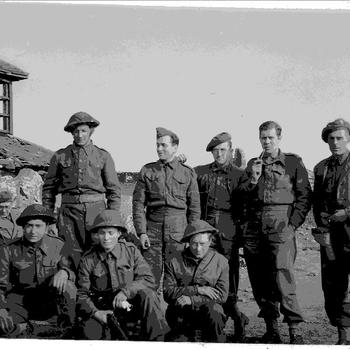 Belgische soldaten in de Ooijpolder, Soldaten met luitenant Marcel Vigoureux bij steenfabriek De Kleverberg Erlecom 5, 19 maart 1945.